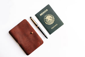 Lo Esencial Passport Wallet II